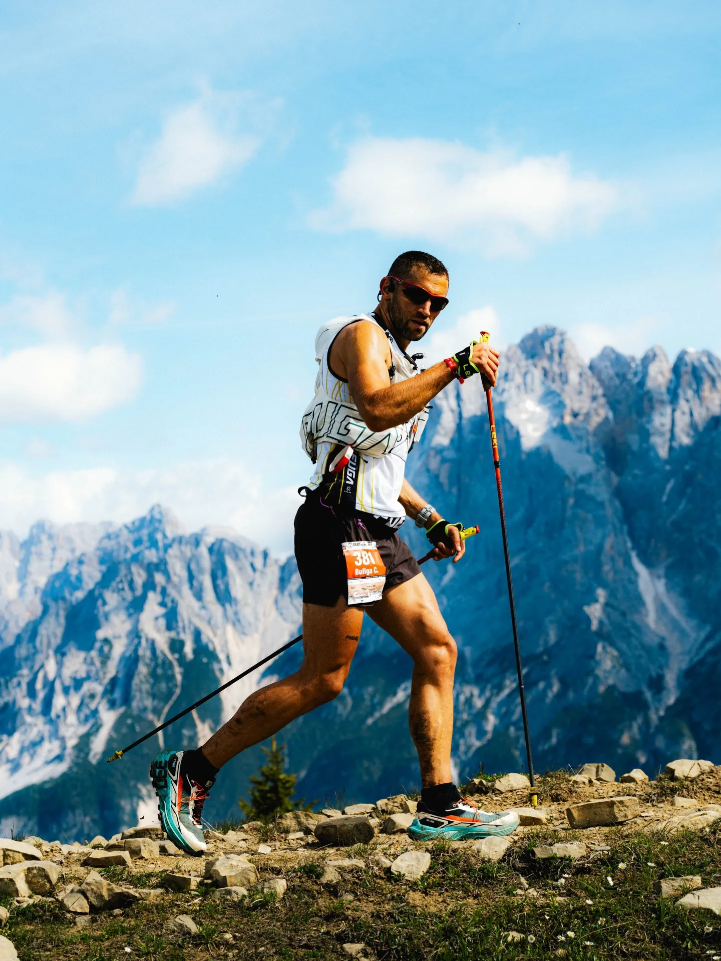 Cornel Buliga alergând pe creastă cu bețe de trail